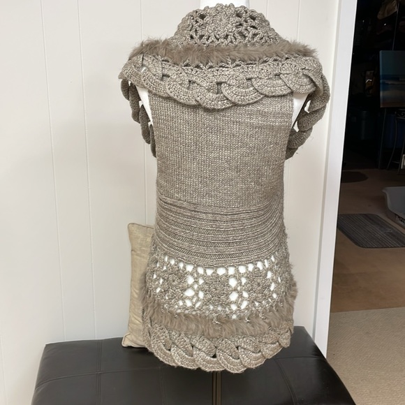 Sioni Wool mix / fur lined crochet/knit vest. - Picture 6 of 13